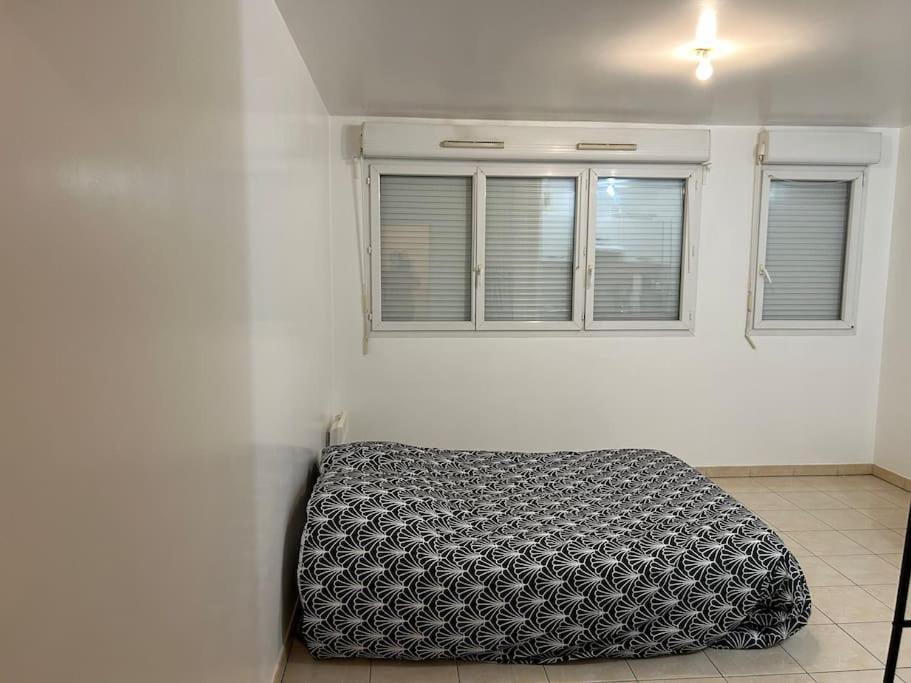 Studio A 2 Pas Du Metro Clichy Exterior photo